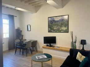 Appartement rénové de caractère/ parking privé
